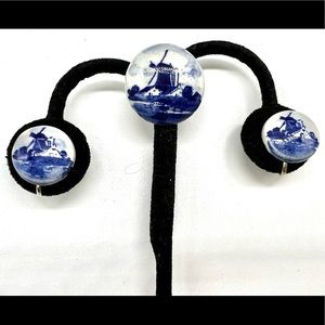 1950’s Delft pin & earrings set Dutch Holland white & blue